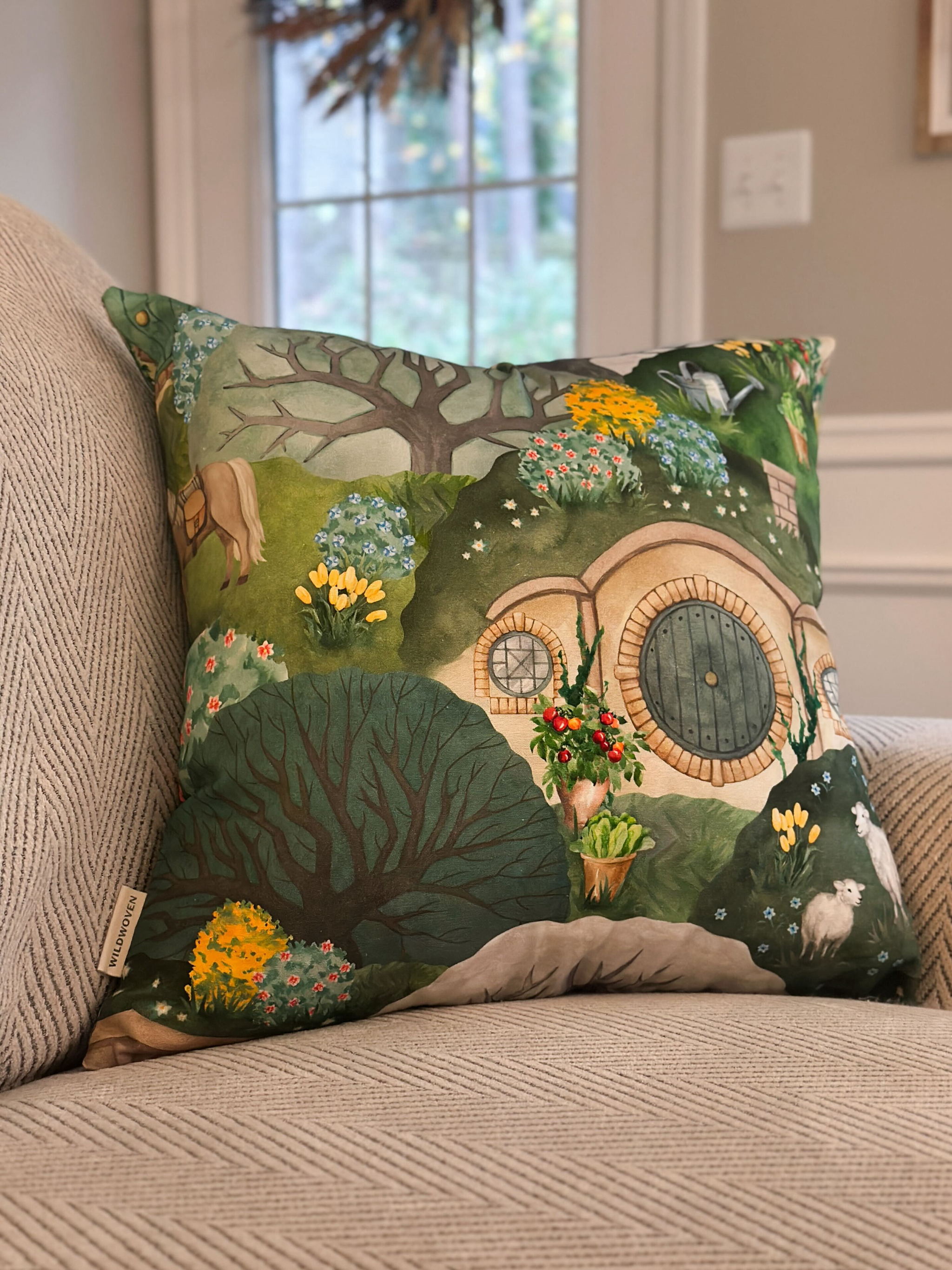 The Lord of The Rings™ Throw Pillow (Loopillo™)