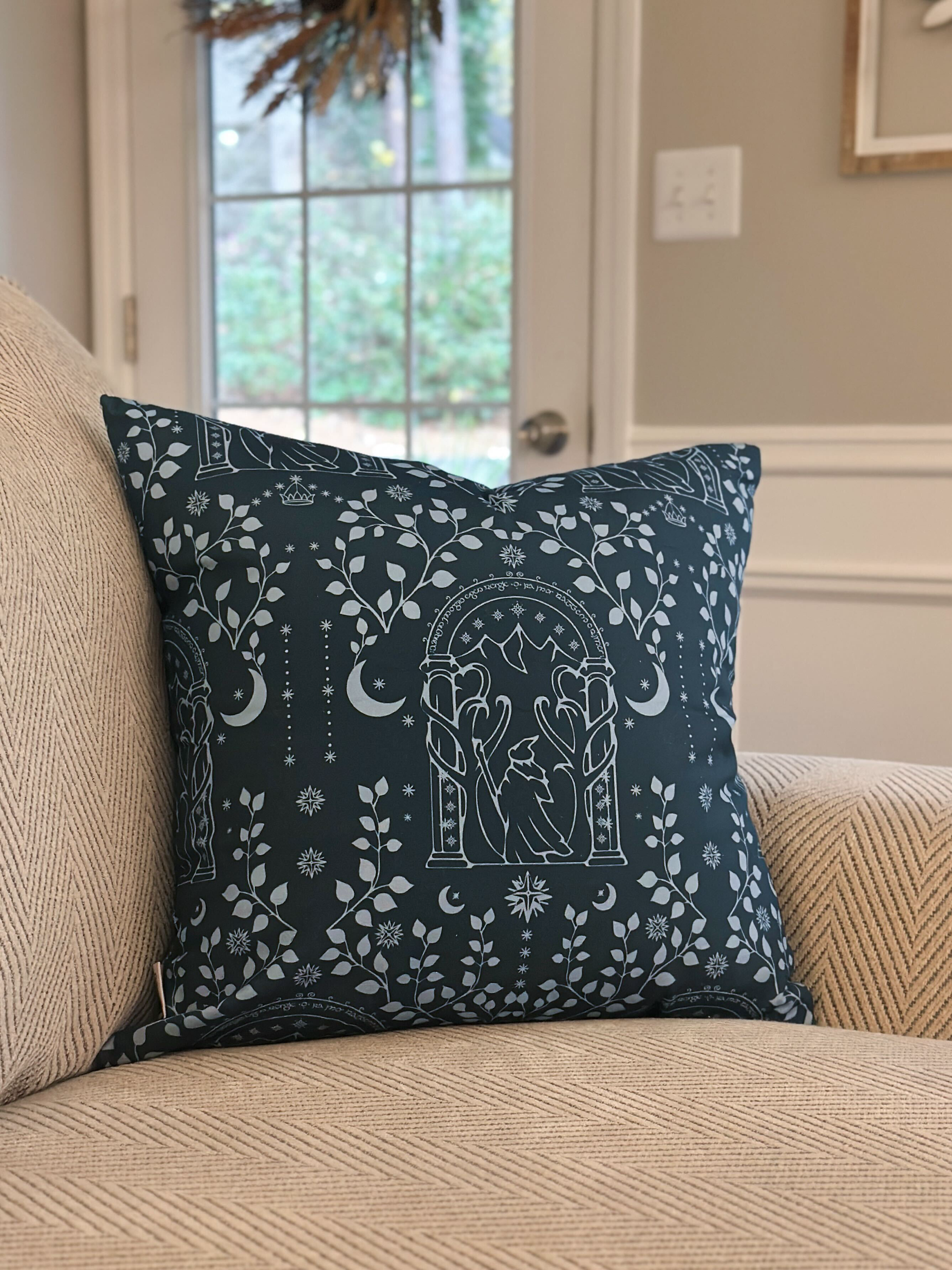 The Lord of The Rings™ Throw Pillow (Loopillo™)