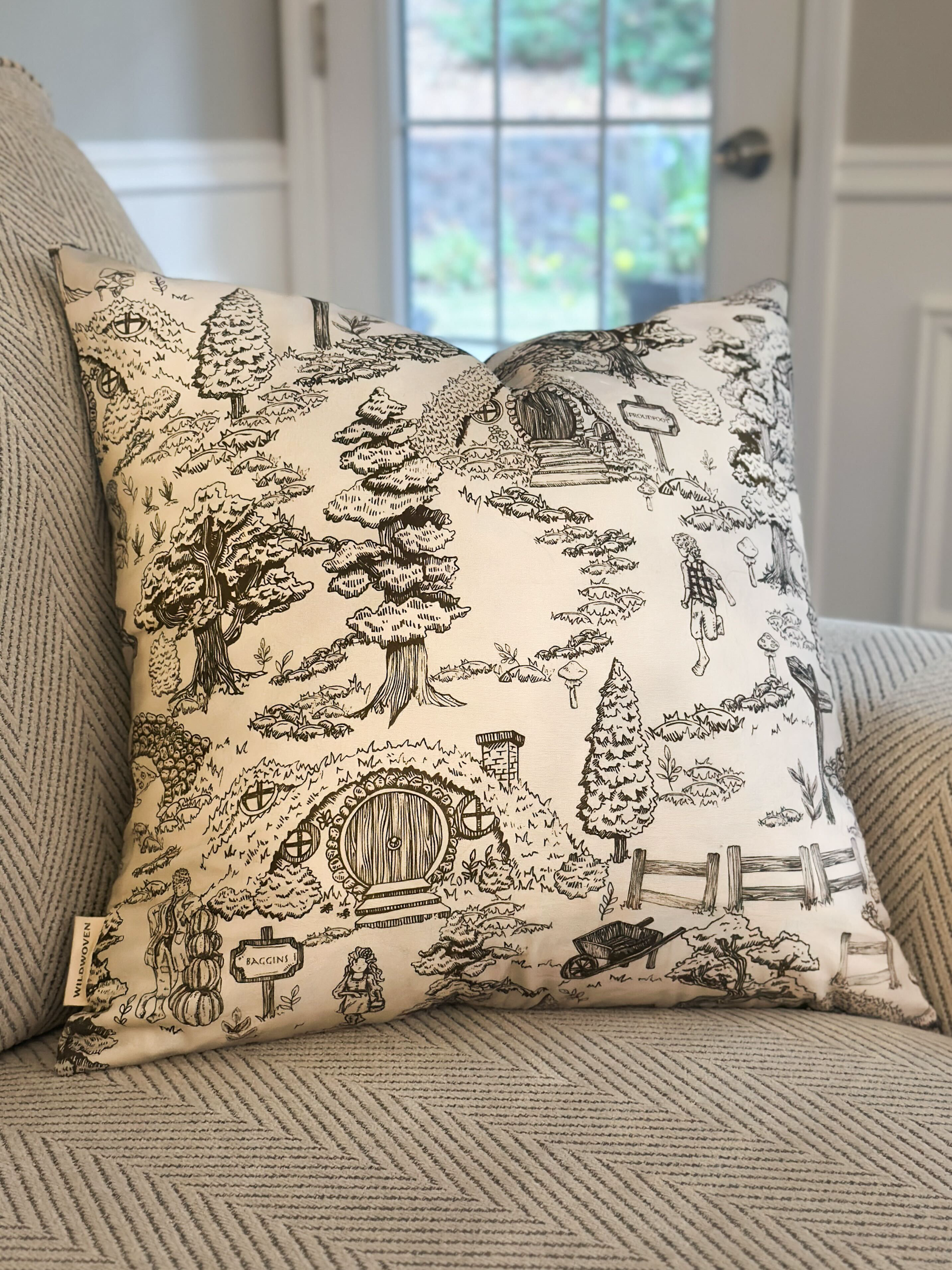 The Lord of The Rings™ Throw Pillow (Loopillo™)